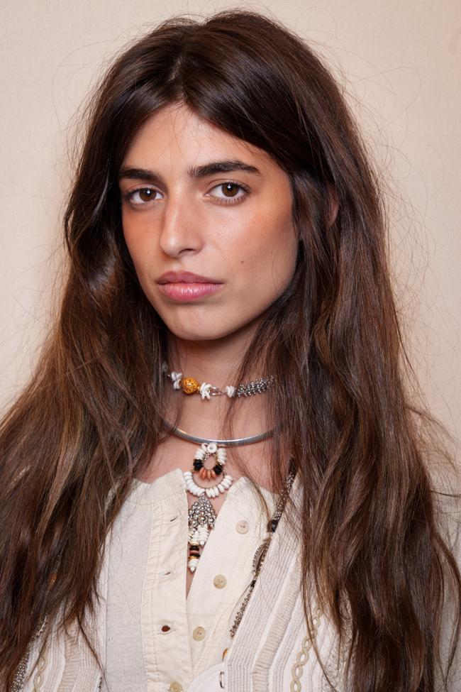 La hidratación es fundamental para el cabello grueso.